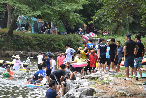 긴 장마가 끝나자 속리산을 찾은 관광객들이 속리산잔디공원 옆 사내천에서 시원한 물놀이를 즐기고 있다.
