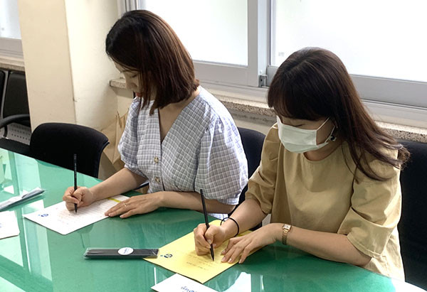 보은교육지원청 직원들이 청렴을 다짐하는 러브레터를 쓰고 있다.