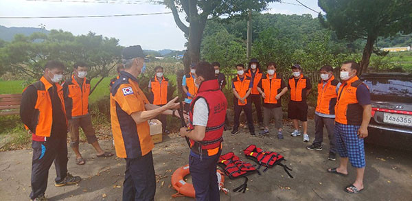 홍천표 중앙119안전센터장이 삼승전담의용소방대원을대상으로 물놀이 안전사고 대응훈련을 펼치고 있다.
