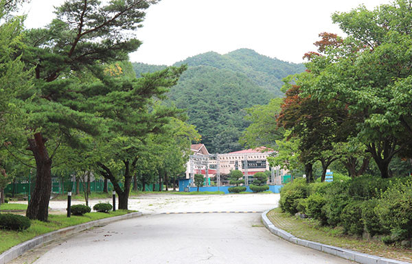 속리산국립공원 집단지구시설 직전에 위치한 속리산유스타운이 코로나19로 인한 적자를 견디지 못하고 7월부터 휴관에 들어갔다. 이 건물과 터가 시장에 매물로 나오면서 한편에선 이곳에 노인요양병원이 들어서지 않을까 걱정을 놓지 않고 있다.