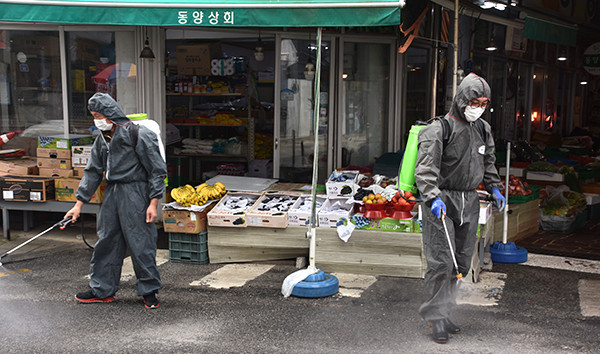 코로나19 확진자 발생소식에 보은전통시장상인회 회원들이 확산방지를 위한 방역소독을 펼치고 있다.