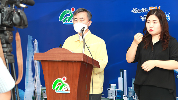 김장회 충북도 행정부지사가 8월 28일 도청에서 비대면 온라인 브리핑을 하고 있다.