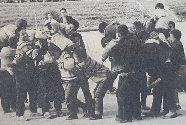 보은교육지원청이 교육박물관에 전시한 학교체육대회에서의 기마전 모습.