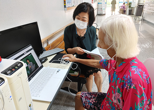 보은여중에 재학중인 구옥남 어르신이 고은자관장과 함께 EBS 온라인 클래스 수업을 듣고 있다.