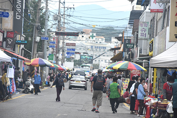 보은읍 중앙사거리에서 동다리가는 시장에 5일장이 열려 주민들의 발걸음이 줄을 잇고 있다.