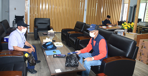 옥천군 안내면에 마련된 ‘주민휴게실’에서 일을 보러온 고령의 주민들이 잠시 쉬면서 담소를 나무고 있다.