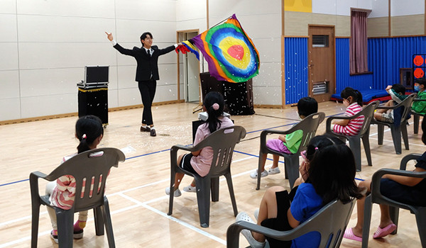 수한초를 찾은 예술인이 벌룬공연으로 예술보따리를 열며 학생들에게 즐거움을 선사하고 있다.