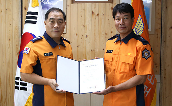 보은소방서 한종욱(사진 왼쪽) 서장이  보은은소방서직장협의회 최정원 대표에게 설립증을 전달하고 있다.