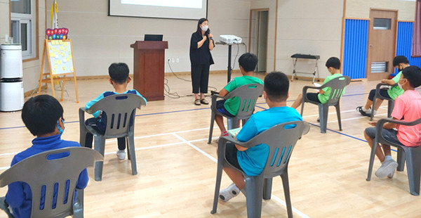 ‘칠판에 딱 붙은 아이들’로 유명한 최은옥 작가가 수한초 학생들에게 소통의 소중함을 알리고 있다.