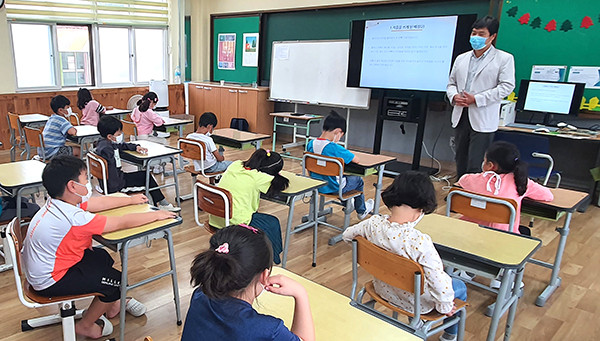 고대영 작가가 종곡초를 찾아 동화책을 쓰게 된 일을 설명하며 학생들의 창작능력을 키우고 있다.