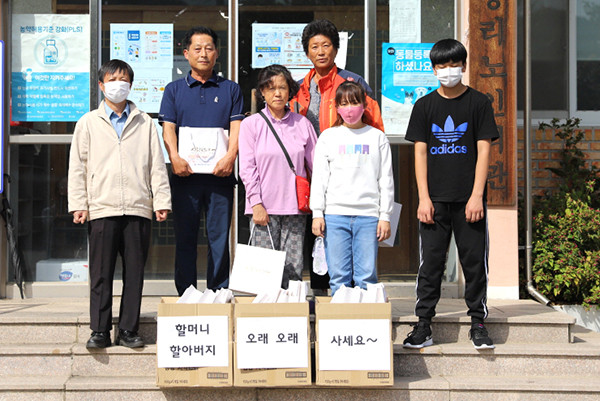 세중초 학생들이 마을회관을 찾아 어르신들께 추석맞이 효도물품을 전달하고 있다.