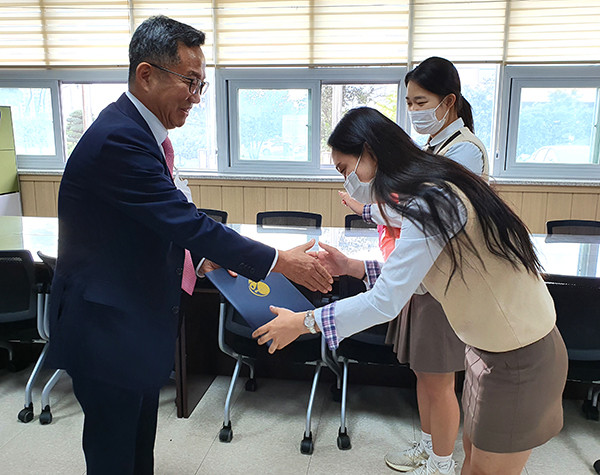 충북생명산업고 임업과 30회 김종웅 대표가 후배들에게 장학금을 전달하고 있다.