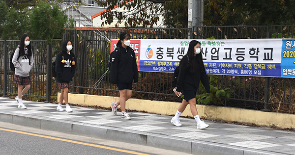 사회적 거리 두기 조정에 따라 오는 19일부터 보은지역 학생 전체의 등교가 기대되고 있는 가운데 보은여중 학생들이 마스크를 쓰고 거리두기를 실천하며 등교하고 있다.