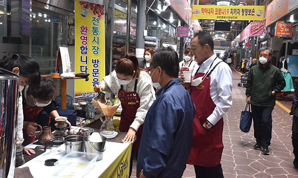 드립하는 사람들 회원들이 맛있고 정겨운 커피를 만들기 위해 분주기 움직이고 있다.