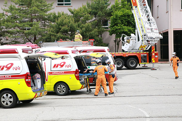 보은소방서 대원들이 재난현장 구급대응훈련에서 평소의 기량을 적극 발휘하고 있다.