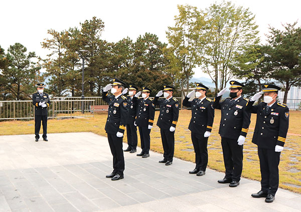 보은경찰서 경찰관들이 제75주년 경찰의 날 기념식을 거행하고 있다.