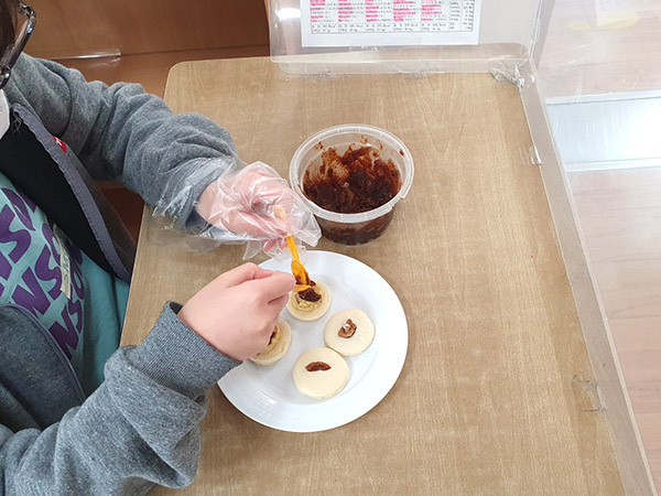 동광초등학교가 진로박람회를 개최한 가운데 한 학생이 푸드스타일리스트체험에 열중하고 있다.