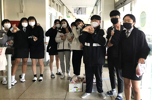 보은정보고 학생들이 다양한 ‘체험학습의 날’교육을 갖고 사과를 들어 보이며 만족해하고 있다.
