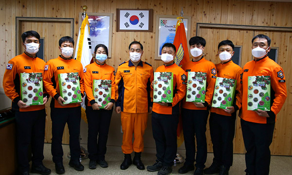 보은소방서가 하반기 우수 직원에 선정된 소방관들에 대해 표창을 수여했다.