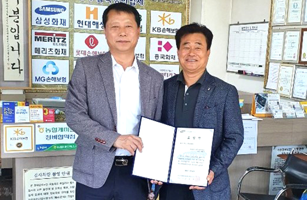 보은자동차공업사 박형준 대표를 비롯한 임직원들이 최상의 고객서비스를 지속해 제공해 나갈 것을 다짐하고 있다.