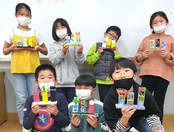 속리초 학생들이 지산의 창의력을 발산해 만든 작품을 자랑하고 있다.