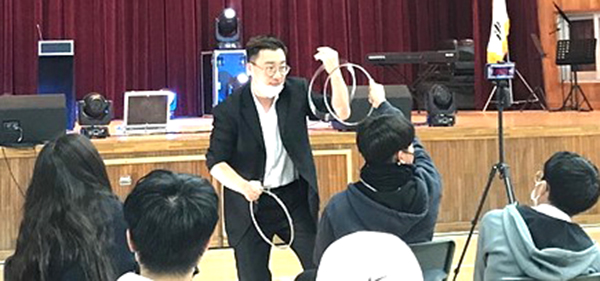 마술사들이 판타지매직콘서트를 통해 학생들에게 새로운 시야를 열어주고 있다.