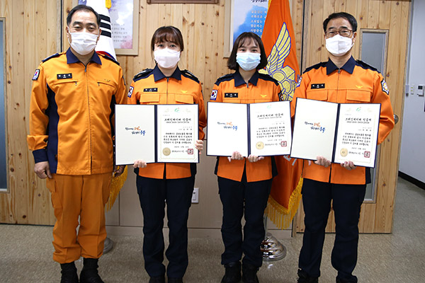 (왼쪽부터) 보은소방서 한종욱 서장이 김미옥 소방장, 유아운 소방사 여재우 소방장에게 브레인세이버 인증서를 수여하고 있다.