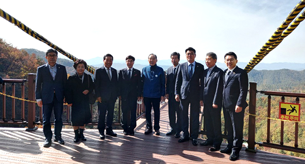 충북도의원들이 정상혁 군수의 안내를 받으며 속리산 말티재 일대 관광시설을 둘러보고 전망대에서 방문 기념 촬영을 하고 있다.