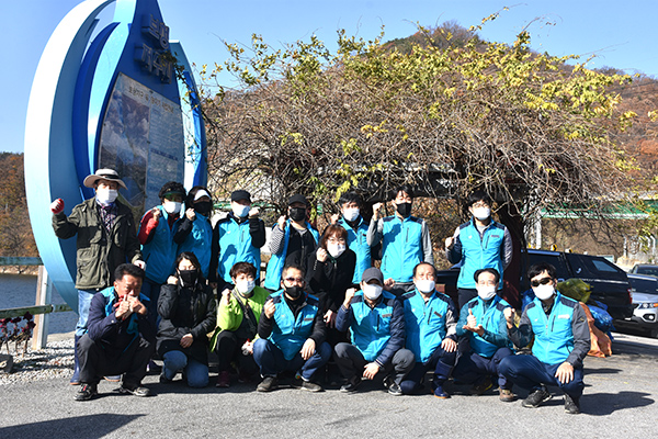 보청저수지에서 환경정화활동을 마친 환경지킴이들이 깨끗한 환경을 지킬 것을 다짐하고 있다.