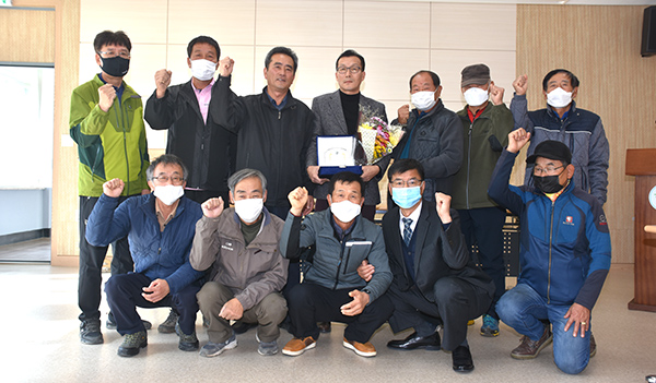 마로면대추작목회원들이 대추판매에 앞장서 대추농가들의 고통을 해결한 한광복 팀장에게 감사패를 수여하고 있다.
