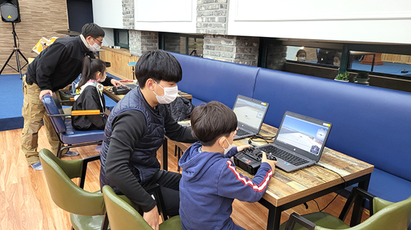 학생들이 보은교육지원청에서 마을방과후학교 사업의 일환으로 마련한 드론교실에서 비행시뮬레이션교육을 받고 있다.