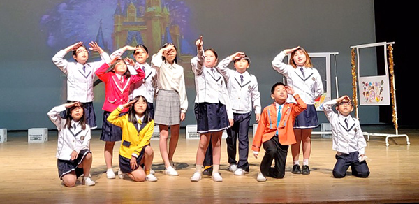 속리초 학생들이 창작뮤지컬 ‘행복한 보은씨’에서 보은이와 친구로 열연하고 있다.