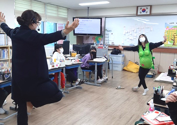 속리초 학생이 임산부의 몸으로 변장하고 성 인권교육을 받고 있다.