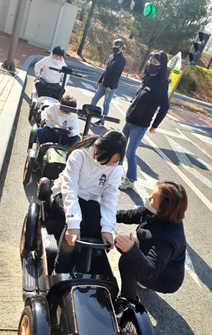송죽초 학생들이 자동차 운전체험으로 안전의식을 높이고 있다.