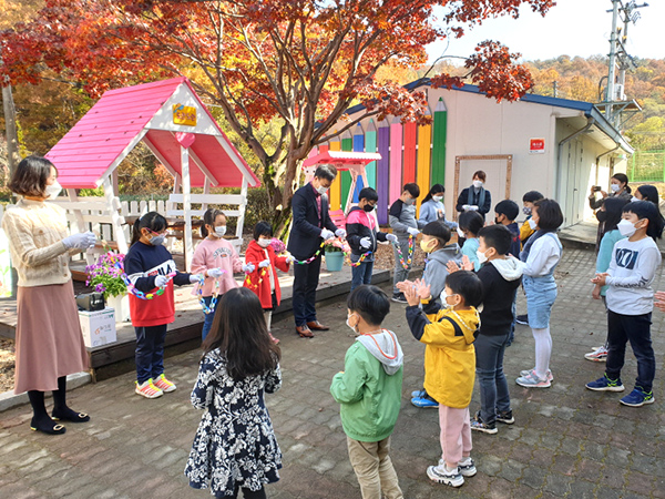 수한초 학생들이 학교정원 ‘토닥토닥 마음정원’ 개장테이프를 절단하고 있다.