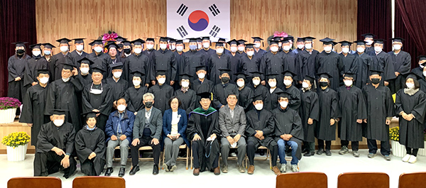 보은군 농업인대학생들이 졸업식에서 기념촬영을 하고 있다. 올해는 대추 양봉 복숭아 3개 과정에서 80명의 전문농업인을 배출했다.