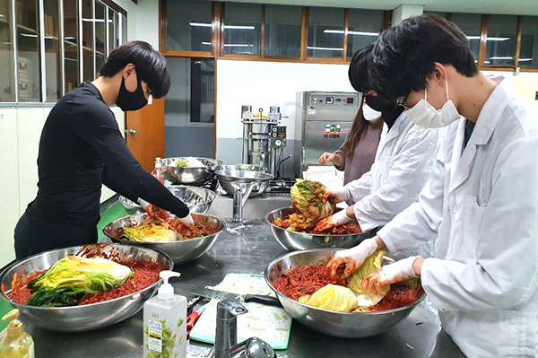 충북생명산업고 학생들이 자신들이 재배한 배추로 어려운 이웃에게 전달한 김치를 만들고 있다.