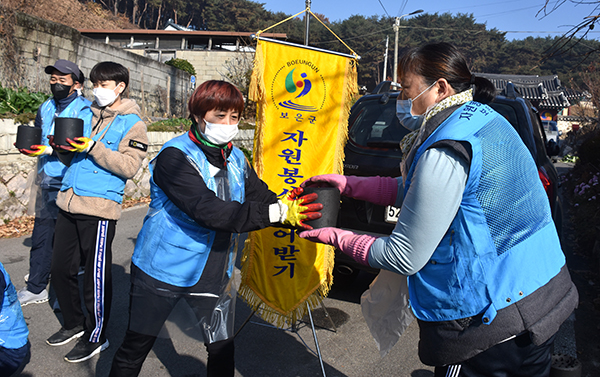 한울타리가족봉사단 회원들이 독거노인가정에 연탄을 전달하고 있다.