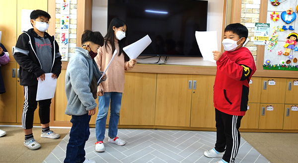 송죽초 학생들이 대본을 읽으며 연극공연에 열중하고 있다.