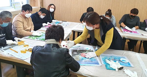 탄부초 학부모들이 교육공동체 전용실에서 물감놀이를 배우고 있다.