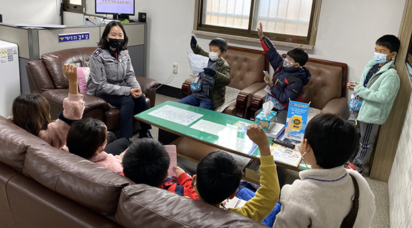 판동초 학생들이 삼승파출소를 방문해 “저요! 저요!”하며 질문을 하고 있다.