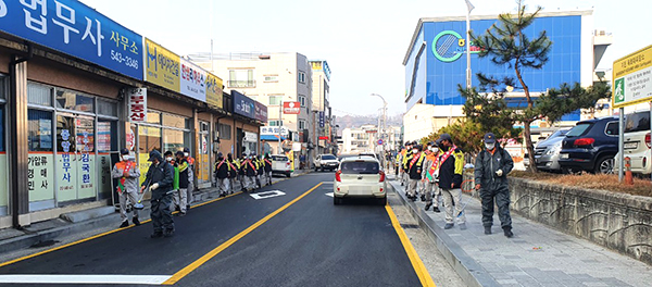 보은남성의용소방대 대원들이 보은읍 중아사거리 일원에서 토로나19 방역활동을 펼치고 있다.
