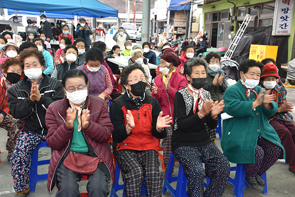 삼승면 원남장터에서 펼쳐진 ‘삼승면 행복나눔 장터 축제’에서 주민들이 화합을 다지고 있다.