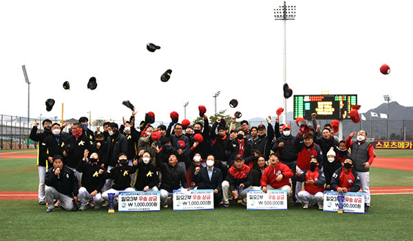 제13회 보은대추배 사회인야구대회에서 우승을 차지한 일요3부 엑투스와 일요2부 에인절스 선수들이 우승의 영광을 자랑하고 있다.