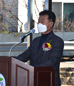 이달혁 이장이 마을회관 준공의 과정을 상세히 설명하고 있다.