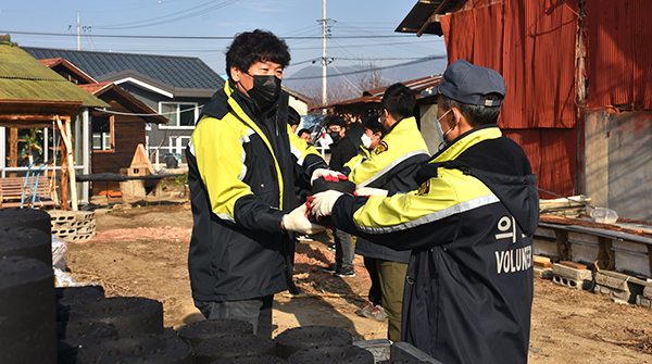 보은읍남성의용소방대 대원들이 연탄나르기 작업을 펼치고 있다.