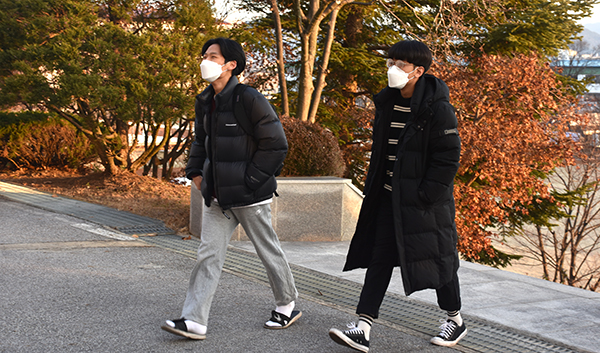 보은고 학생이 2021학년도 대입 수능시험장으로 발걸음을 재촉하고 있다.