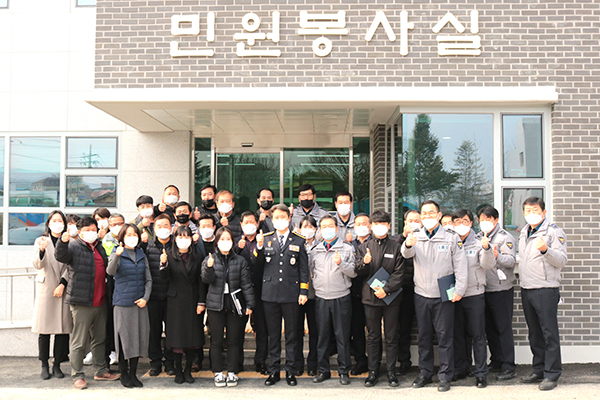 보은경찰서 경찰관들이 신축 민원봉사실 개소식을 마치고 최고의 치안서비스 제공을 다짐하고 있다.
