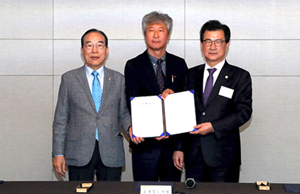 신우코스텍(주) 변우홍(사진 중앙) 대표가 보은군과 투자협약을 체결하고 이의 이행을 다짐하고 있다.