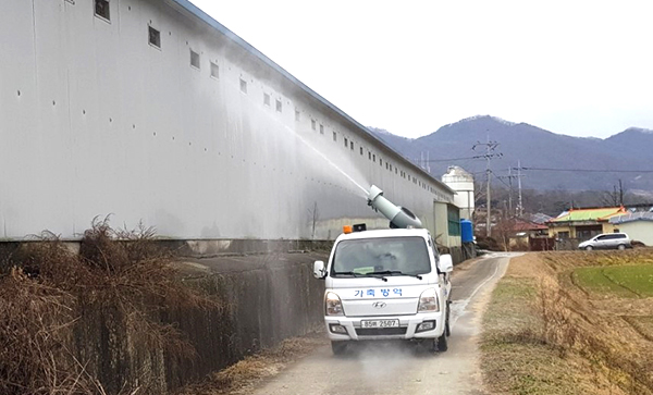 가축방역차량이 축사일원을 돌며 고병원성AI 및 구제역 방역활동을 펼치고 있다.